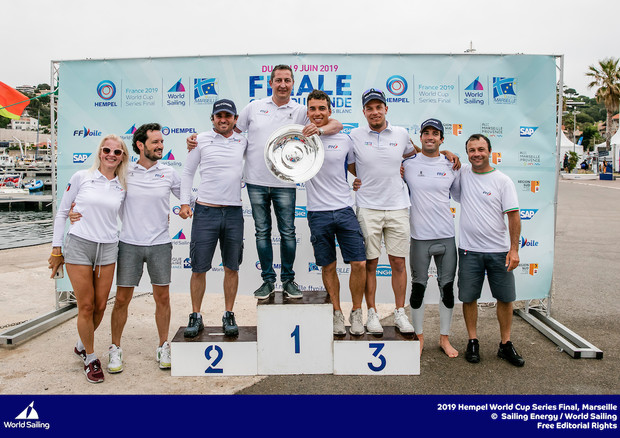 La consegna del Nations Trophy all'Italia: al centro il presidente FIV Francesco Ettorre - Ph. @Sailing Energy/World Sailing (foto: SAILY)
