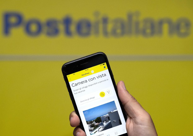 La nuova App per i dipendenti di Poste Italiane mostrata su uno smartphone © ANSA