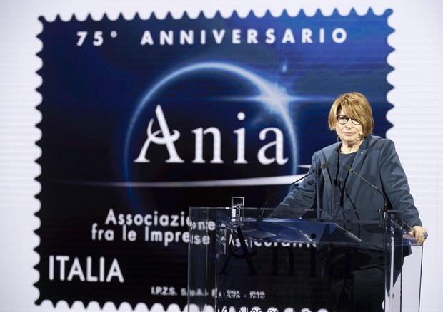 La presidente dell'Associazione Nazionale fra le Imprese Assicuratrici, Maria Bianca Farina, presenta il francobollo per l'anniversario dei 75 anni di costituzione dell'Ania © ANSA