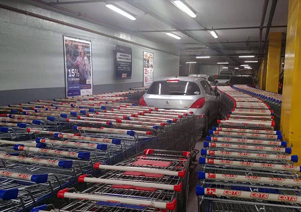 Lascia auto al supermercato e la trova sommersa dai carrelli © Facebook