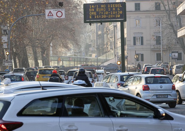 Smog: Unione petrolifera, ingiustificato stop diesel a Roma © ANSA