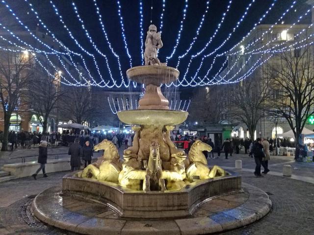 Natale: Ancona, piazza Roma con la Fontana dei Cavalli illuminata © 