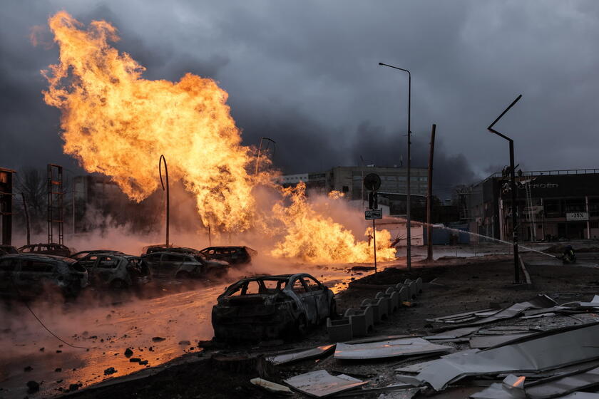 Una immagine delle devastazioni dovute al lancio di missili su Kiev e Kharkiv © ANSA/EPA