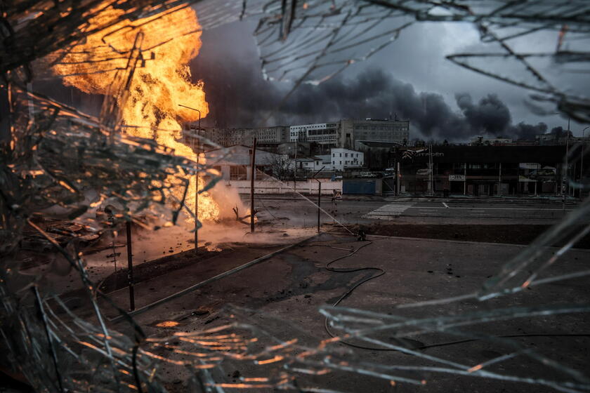 Una immagine delle devastazioni dovute al lancio di missili su Kiev e Kharkiv © ANSA/EPA