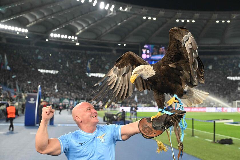Falconer Jose Maria Bernabe holds Lazio 's eagle mascot © ANSA/AFP