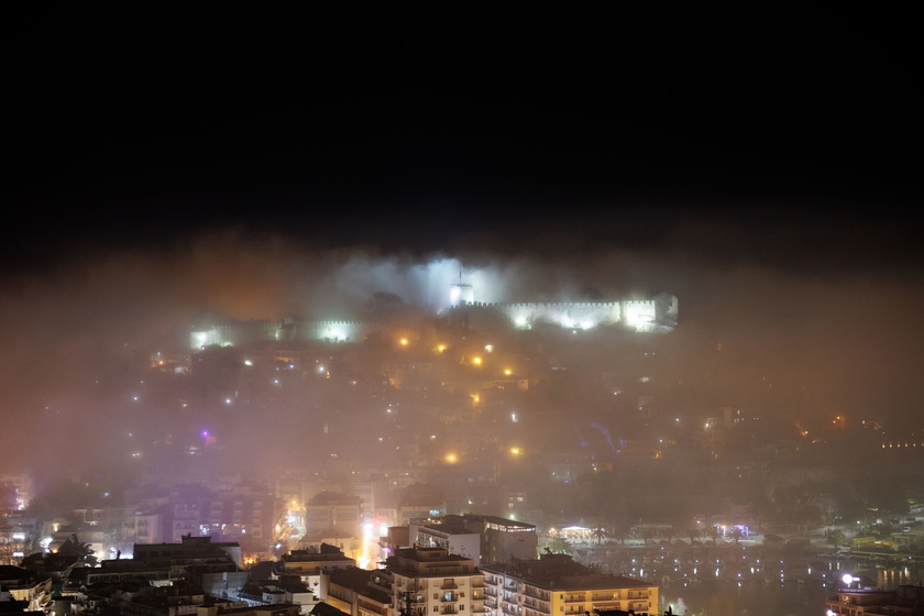 Grecia, fitta nebbia e polvere sahariana nel cielo di Kavala - RIPRODUZIONE RISERVATA