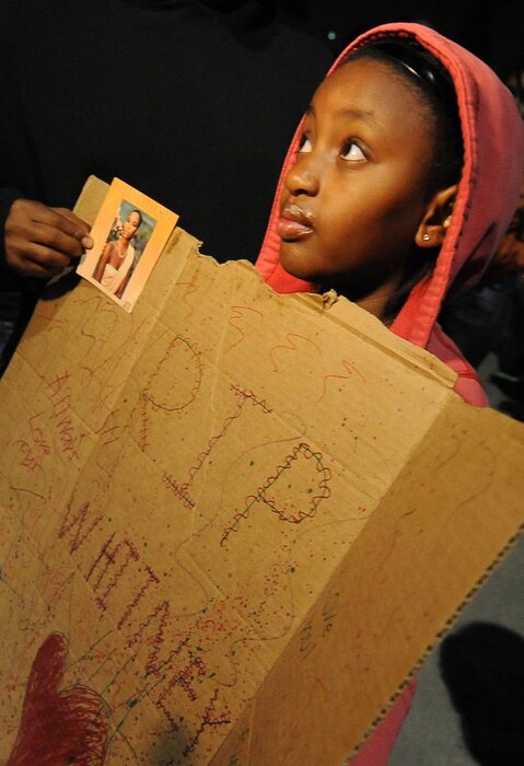 Una bambina regge il cartello RIP (Rest in peace, riposa in pace) al di fuori dell'hotel dove e' morta Whitney Houston © Ansa