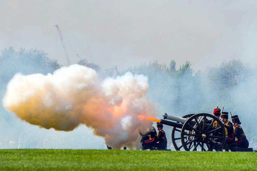 Salve di cannone e parata militare per rendere gli onori a Elisabetta II © 