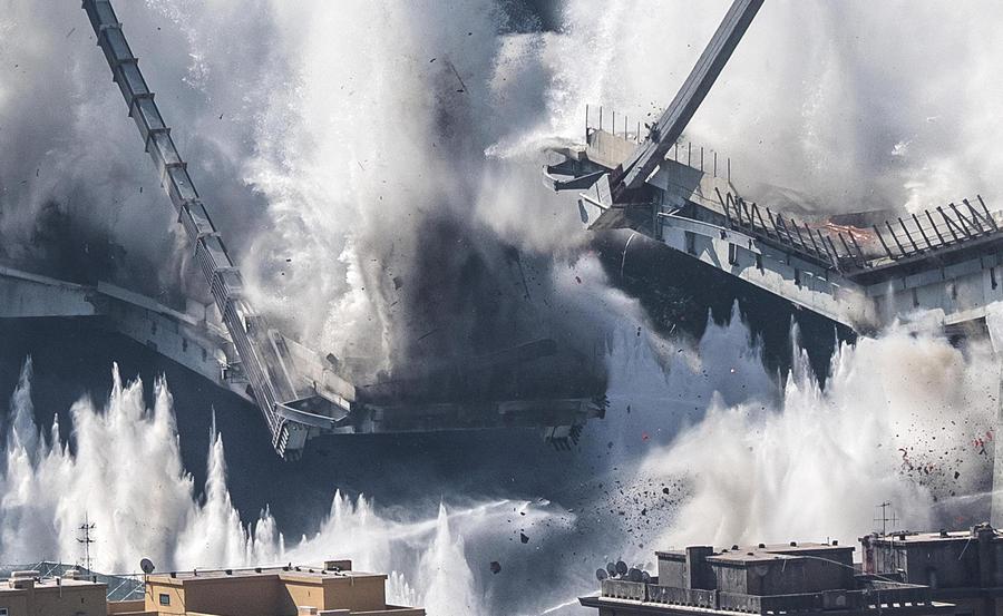 Un momento della demolizione del ponte Morandi a Genova il 20 giugno © Ansa