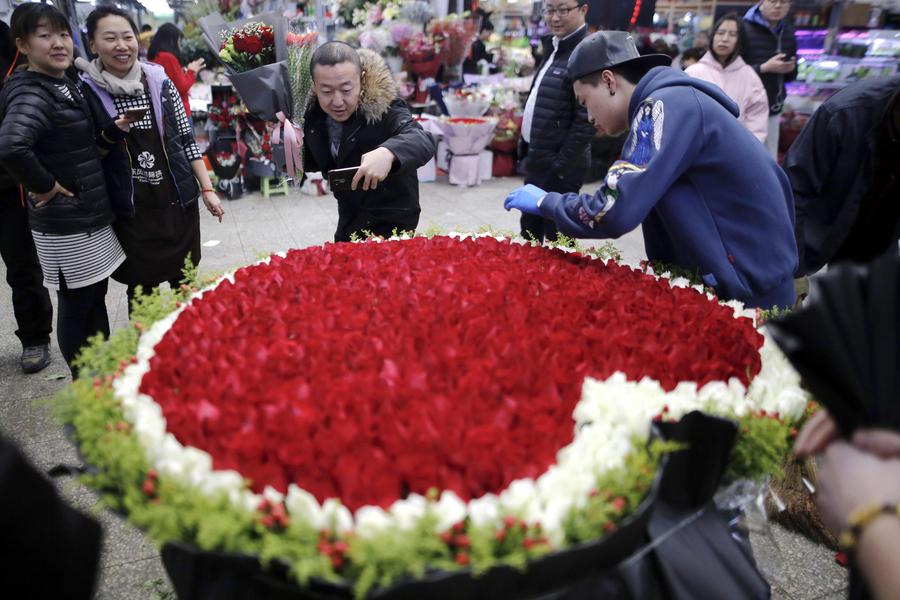 Un enorme cuore di rose rosse a Pechino per il giorno di San Valentino © ANSA