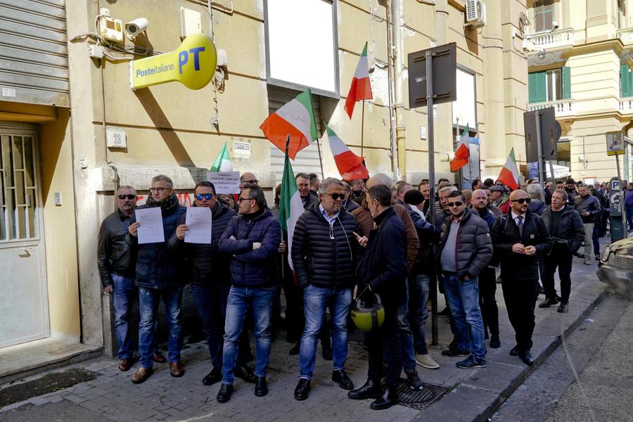 Reddito: fila autisti Ncc anche a Poste Napoli © ANSA