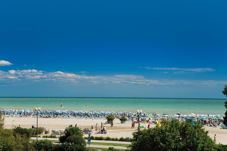 Un 'immagine della spiaggia di Bibione (Venezia) - RIPRODUZIONE RISERVATA