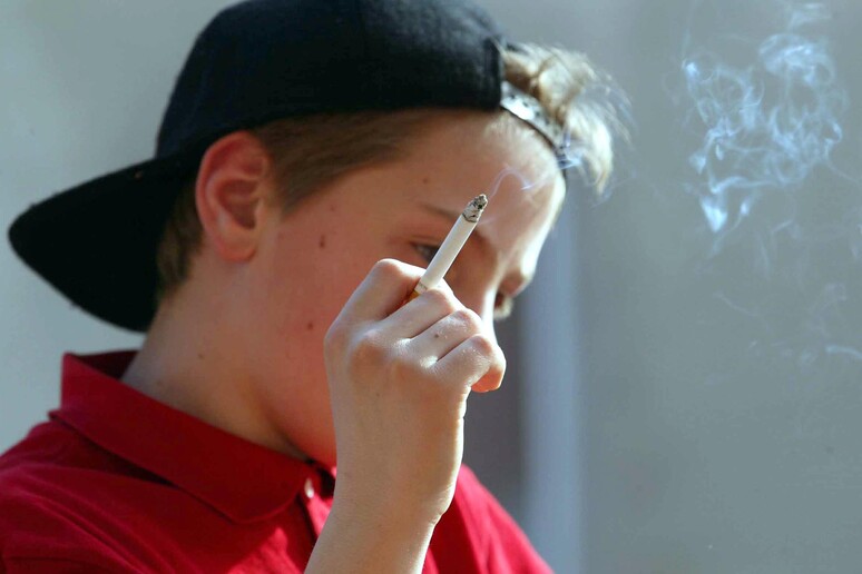 Giornata senza tabacco, Airc "un ragazzo su 5 fuma" - RIPRODUZIONE RISERVATA