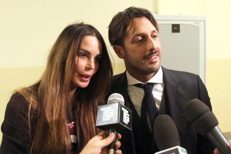 Fabrizio Corona con l 'ex moglie Nina Moric in una foto di archivio - RIPRODUZIONE RISERVATA