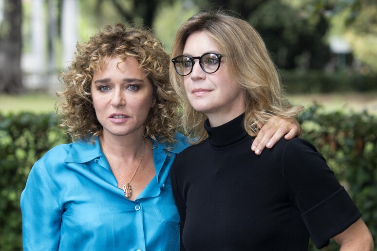 Margherita Buy e Valeria Golino, in una foto del 2016 per il film La vita possibile di Ivano De Matteo - RIPRODUZIONE RISERVATA