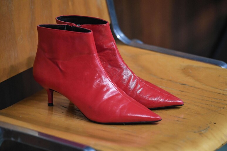 Due scarpe rosse per ricordare le donne vittime di violenza - RIPRODUZIONE RISERVATA