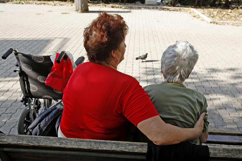 Una donna anziana con la badante - RIPRODUZIONE RISERVATA