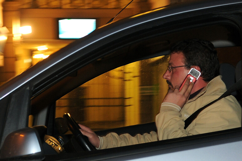 Stretta su uso cellulari alla guida a Roma, più controlli - RIPRODUZIONE RISERVATA