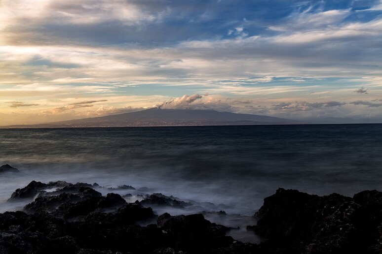 L 'Etna destinato a scivolare in mare (fonte: PIxabay) - RIPRODUZIONE RISERVATA