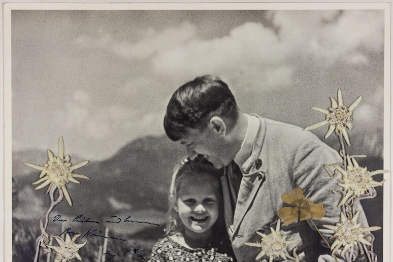 Hitler e Rosa Nienau © ANSA/EPA