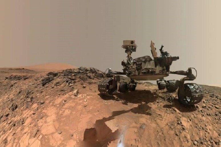 Il rover Curiosity della Nasa al lavoro su Marte (fonte: NASA/JPL) - RIPRODUZIONE RISERVATA