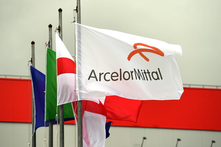 Ilva: rimossa vecchia insegna, ora c ' logo ArcelorMittal - RIPRODUZIONE RISERVATA