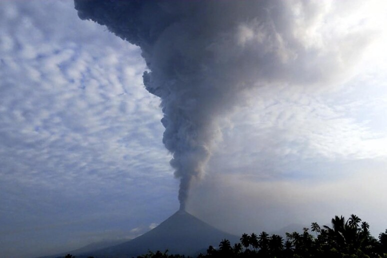 Eruzione del vulcano Soputan sull 'isola indonesiana di Sulawesi © ANSA/EPA
