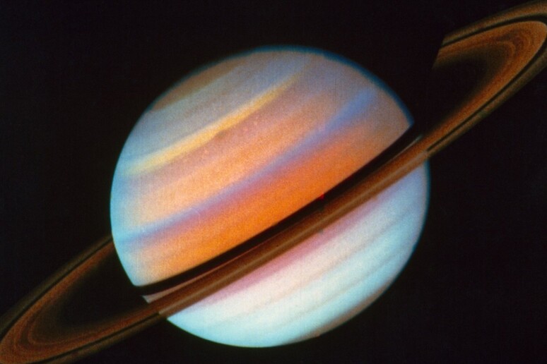 Un 'immagine di Saturno in falsi colori ripresa dalla sonda Voyager 1 nel 1980 (fonte: NASA/JPL-Caltech) - RIPRODUZIONE RISERVATA