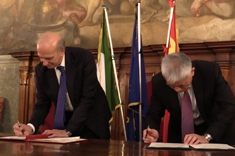 La firma della dichiarazione congiunta tra il ministro della Ricerca Marco Bussetti e il suo omolgo cinese Wang Zhigang - RIPRODUZIONE RISERVATA