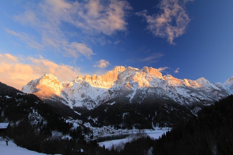 Al via la stagione sciistica sulle Dolomiti venete - RIPRODUZIONE RISERVATA