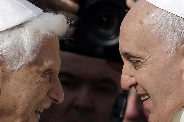 Papa Francesco in visita a Ratzinger per la Pasqua © ANSA/AP