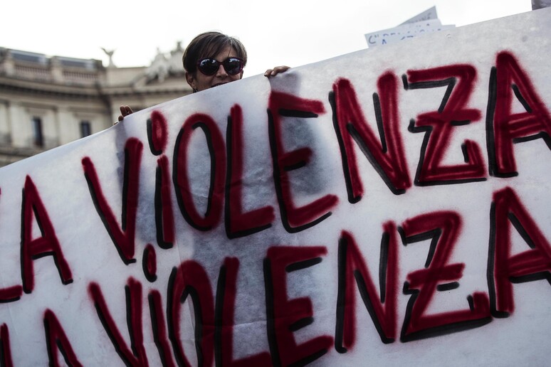 Uno striscione ad una manifestazione nazionale contro la violenza sulle donne, Roma, 25 novembre 2017 - RIPRODUZIONE RISERVATA
