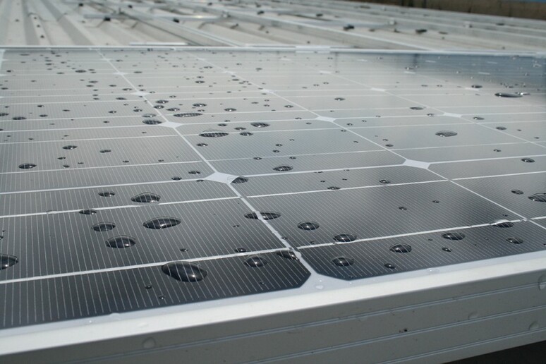 Nuove celle fotovoltaiche ibride producono energia con il sole e la pioggia (fonte: h080, Flickr) - RIPRODUZIONE RISERVATA