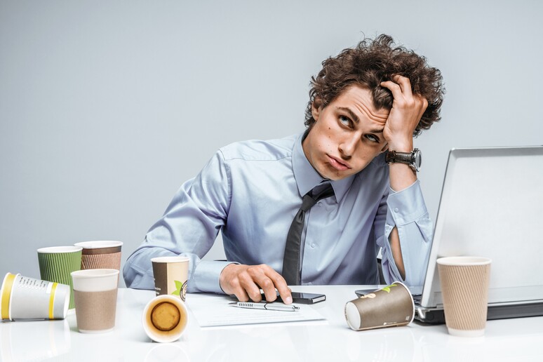 I pensieri ripetitivi sui comportamenti scortesi in ufficio possono tradursi in insonnia o sonno interrotto - RIPRODUZIONE RISERVATA