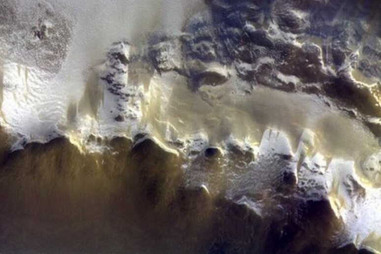 Ghiacci su Marte intorno al cratere Korolev, fotografati dallo strumeno CaSSIS della missione ExoMars (fonte: ESA/Roscosmos/CaSSIS) - RIPRODUZIONE RISERVATA