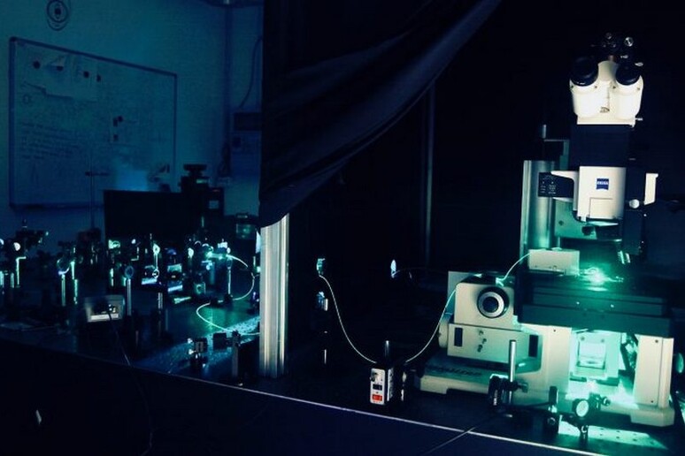 L 'apparato sperimentale utilizzato nell 'Università di Firenze per ottenere i punti quantici (fonte: Francesco Biccari, Università di Firenze) - RIPRODUZIONE RISERVATA