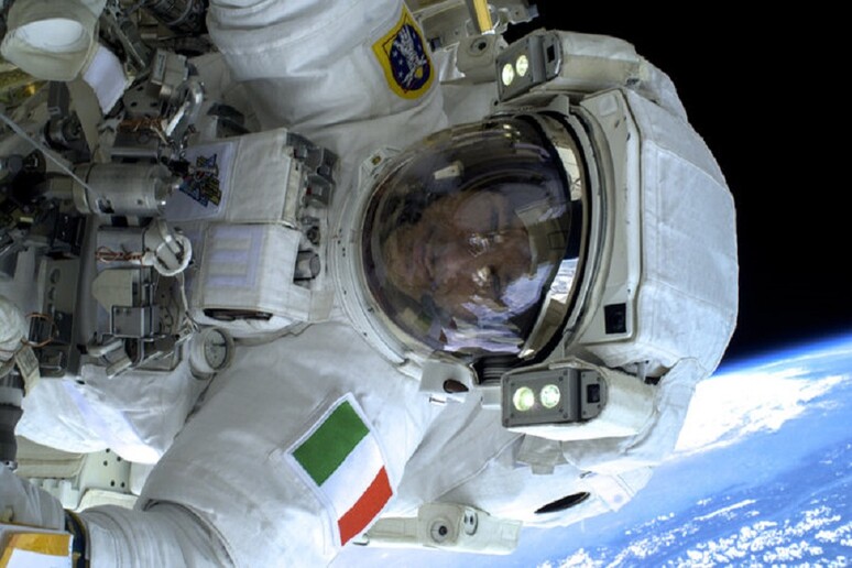 L 'astronauta Luca Parmitano nella passeggiata spaziale del luglio 2013 (fonte: ESA/NASA) - RIPRODUZIONE RISERVATA
