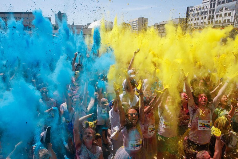 La Color Run nel centro di Kiev in Ucraina © ANSA/EPA