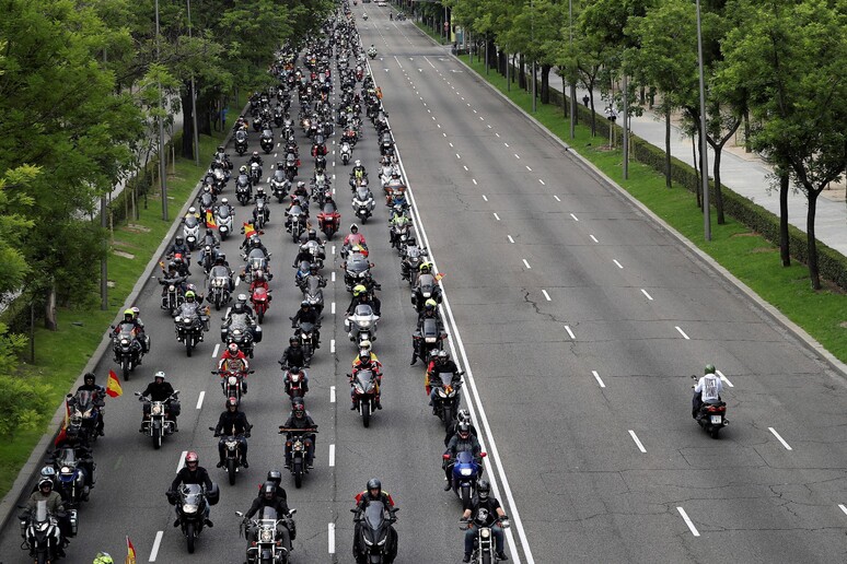 Motociclisti durante il V Motorcycling Rally organizzato dalle forze armate spagnole a Madrid © ANSA/EPA