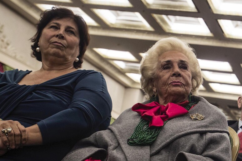 Giuliana de ' Medici con la madre, Assunta Almirante, in una foto d 'archivio del 9 novembre 2013 - RIPRODUZIONE RISERVATA