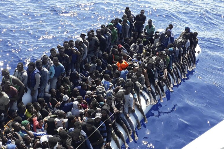 Migranti su un barcone © ANSA/AP