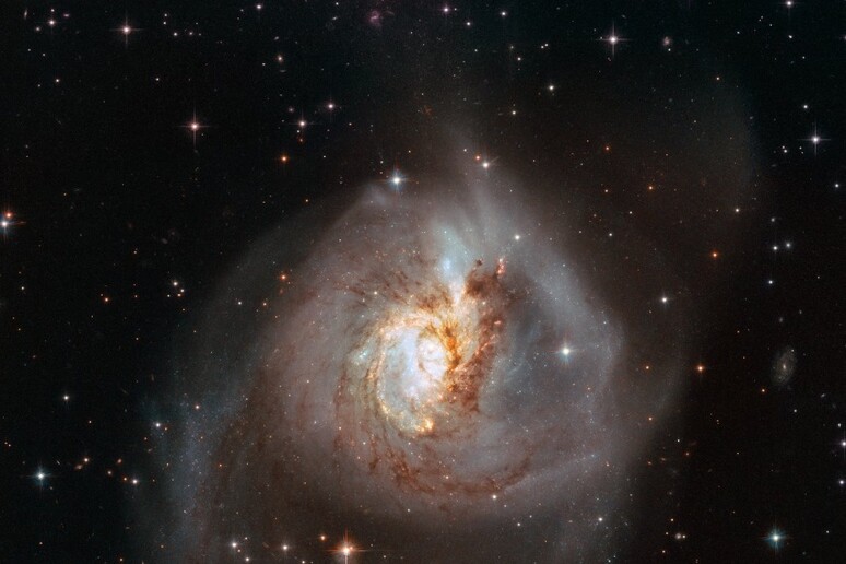 La galassia NGC 3256, a 100 milioni di anni luce dalla Terra, è ciò che resta di una collisione tra due galassie a spirale avvenuta 500 milioni di anni fa (fonte ESA/Hubble, NASA) - RIPRODUZIONE RISERVATA