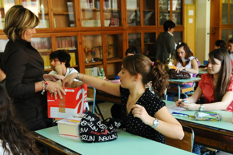 Smartphone a scuola: la Francia li vieta per legge, in Italia 1 su 2 li usa con i prof - RIPRODUZIONE RISERVATA