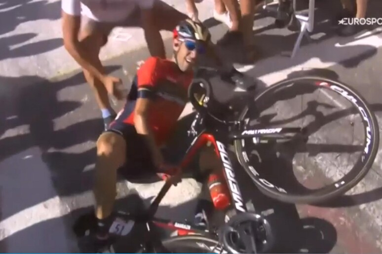 Il fermo immagine, tratto da un video di Eurosport, mostra la caduta di Vincenzo Nibali a pochi  chilometri dal traguardo dell 'Alpe d 'Huez durante il Tour, 19 luglio 2018. ANSA/FERMO IMMAGINE  EUROSPORT - RIPRODUZIONE RISERVATA