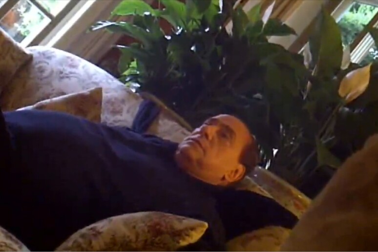 Un frame del video di Berlusconi - RIPRODUZIONE RISERVATA
