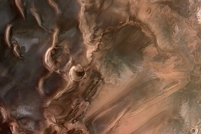 Il Polo Sud di Marte, sotto i ghiacci un lago salato (fonte: ESA/DLR/FU Berlin, G. Neukum,CC BY-SA 3.0 IGO) - RIPRODUZIONE RISERVATA