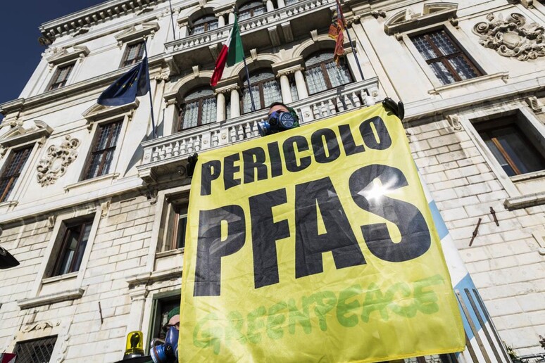 Una protesta di Greenpeace contro i Pfas - RIPRODUZIONE RISERVATA
