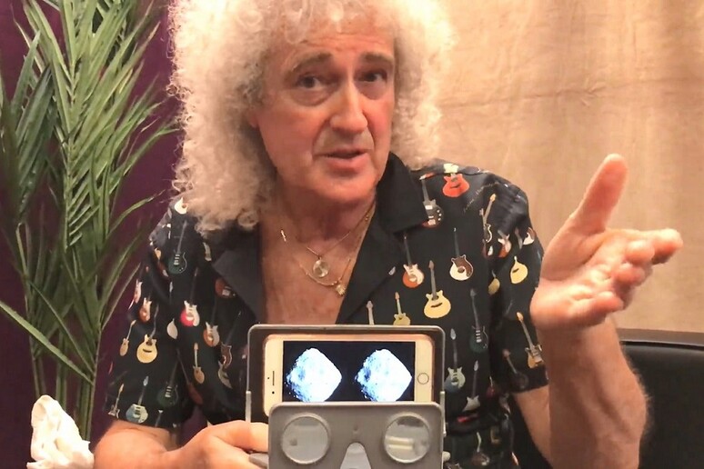 Il chitarrista dei Queen Brian May mostra la prima immagine stereoscopica dell 'asteroide Ryugu (fonte: JAXA) - RIPRODUZIONE RISERVATA