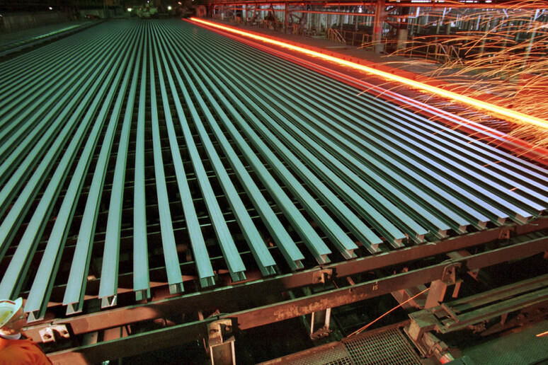 L 'interno di una industria di profilati di acciaio durante una fase della lavorazione, in una immagine di archivio - RIPRODUZIONE RISERVATA