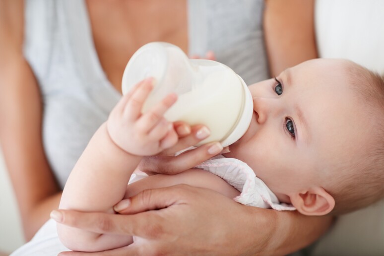 Genitori contro latte artificiale in Gb, 'fa star male bimbi ' - RIPRODUZIONE RISERVATA